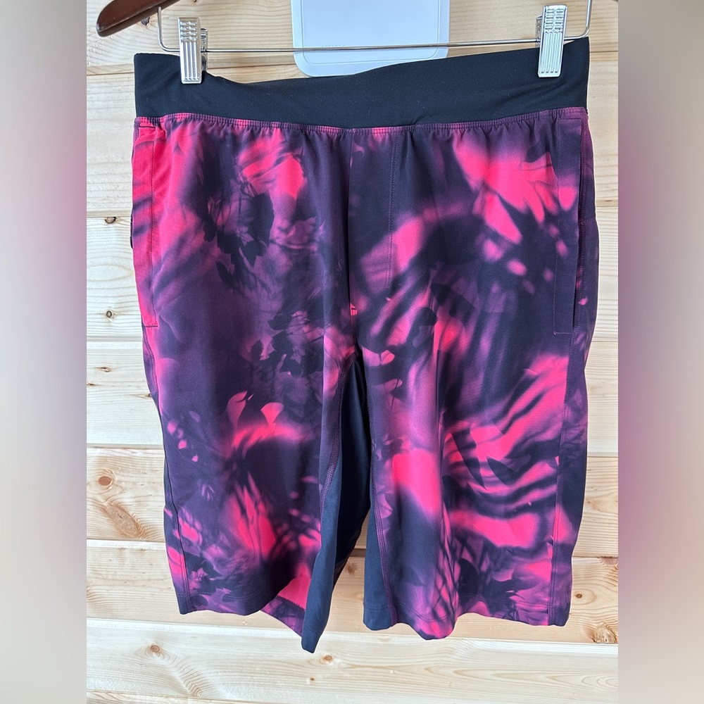 Lululemon Men’s T.H.E. Linerless Short Size M Red Black Tie Dye